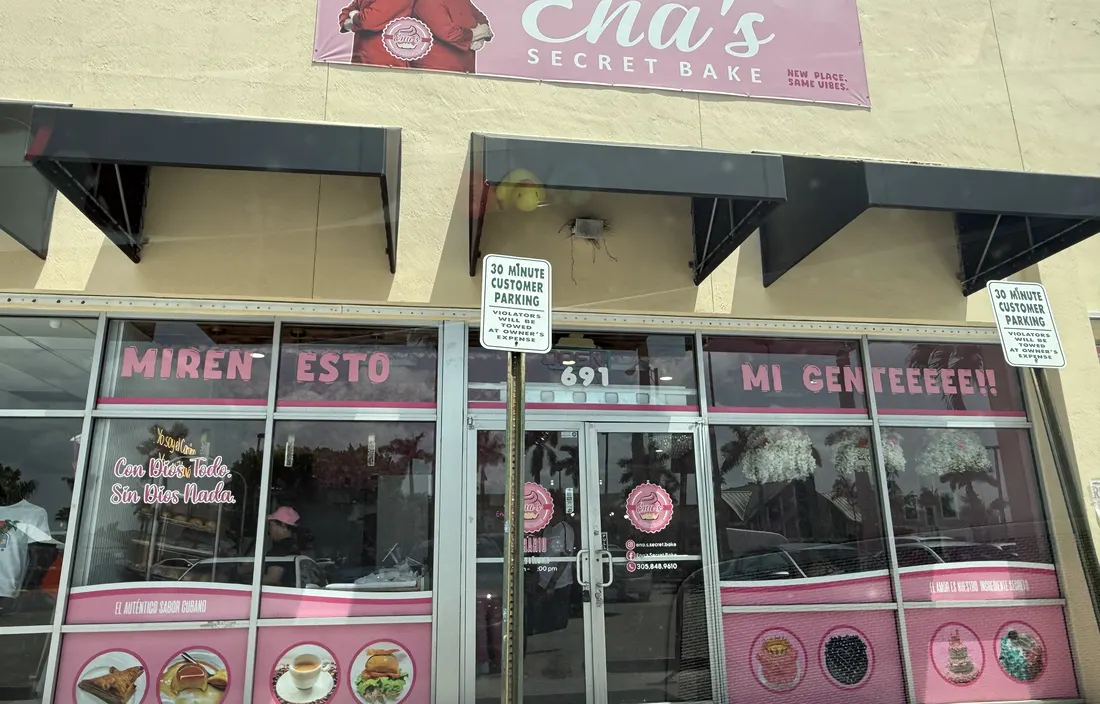 Fachada del local de la 49 con el r&oacute;tulo de Ena&rsquo;s Secret Bake y los cristales rotulados