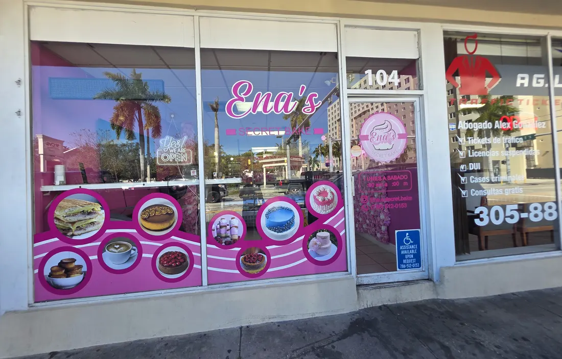 Fachada del local de Hialeah Drive, con el escaparate rosado y el n&uacute;mero 104