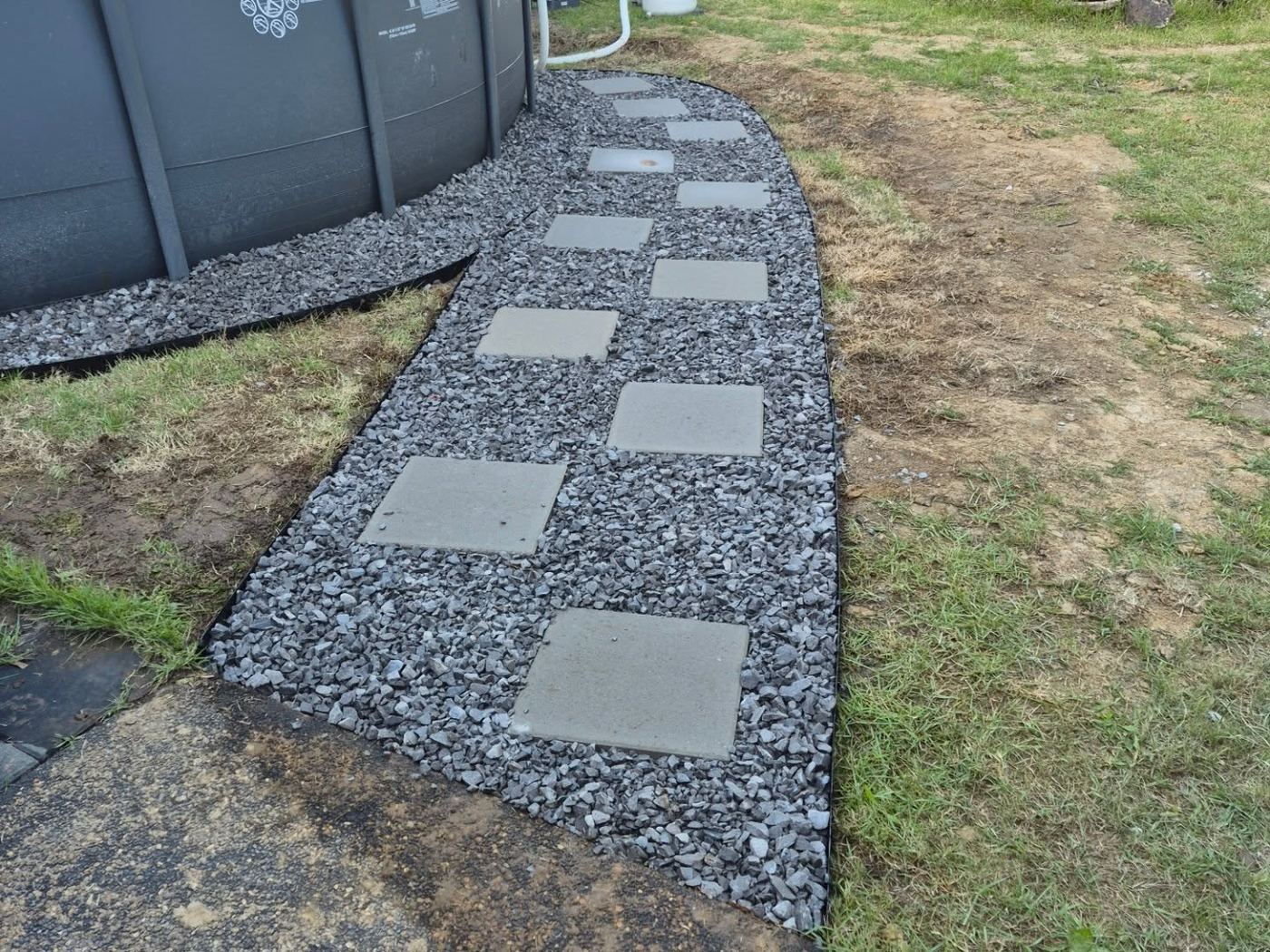 Camino de piedras y grava instalado en un patio