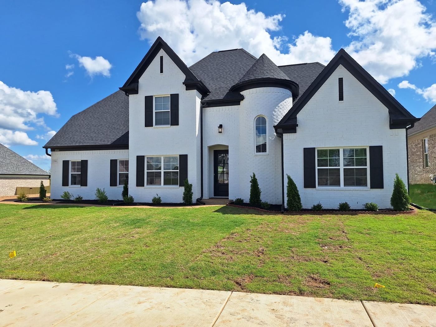 Casa con jardín cuidado y césped verde en Memphis
